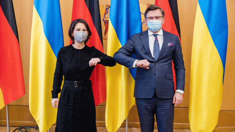 Ο ουκρανός υπουργός Εξωτερικών, σε συνέντευξη Τύπου με τη γερμανίδα ομόλογό του Αναλένα Μπέρμποκ