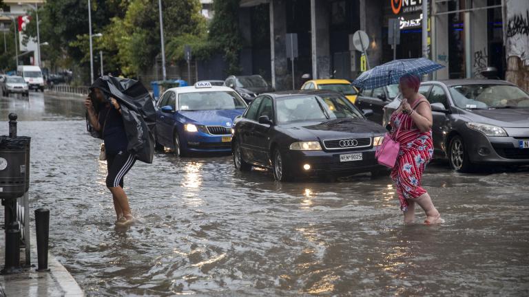Μήνυμα από το 112 έφτασε πριν από λίγο στα κινητά των κατοίκων της Θεσσαλονίκης, ενόψει της κακοκαιρίας που έρχεται. Η Πολιτική Προστασία εφιστά την προσοχή στους πολίτες να περιορίσουν τις άσκοπες μετακινήσεις, καθώς τα καιρικά φαινόμενα θα είναι έντονα.  Ισχυρές βροχές και καταιγίδες αναμένονται από το βράδυ της Κυριακής μέχρι το απόγευμα της Δευτέρας σε μεγάλο μέρος της χώρας σύμφωνα με το έκτακτο δελτίο επιδείνωσης καιρού.