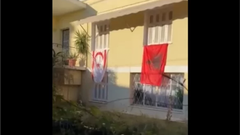 Πρόκληση! Σημαία του ψευδοκράτους των Κατεχομένων σε σπίτι στην Αθήνα (ΒΙΝΤΕΟ)