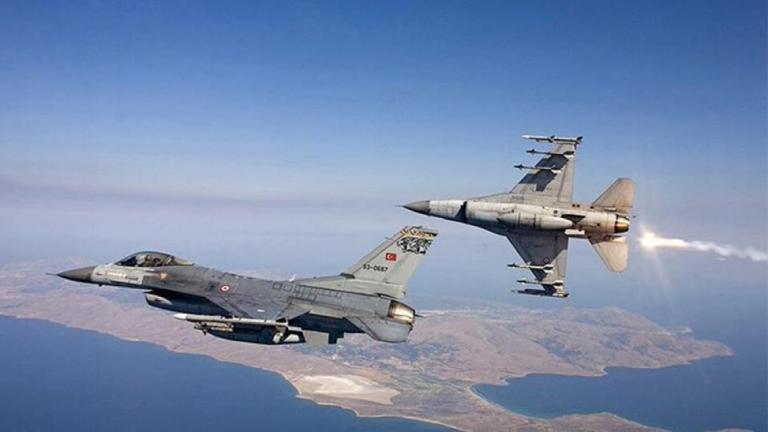Έντονη ήταν και σήμερα Κυριακή, η παράνομη δραστηριότητα της τουρκικής πολεμικής αεροπορίας στο Αιγαίο. Όπως έγινε γνωστό από το ΓΕΕΘΑ, σημειώθηκαν 30 παραβιάσεις του εθνικού εανέριου χώρου καθώς και μία παράβαση από ένα τουρκικό UAV το οποίο πραγματοποίησε μεμονωμένες πτήσεις πάνω από το βορειοανατολικό, κεντρικό και νοτιοανατολικό Αιγαίο. Σε όλες τις περιπτώσεις το τουρκικό UAV αναγνωρίστηκε και αναχαιτίστηκε σύμφωνα με τους διεθνείς κανόνες, κατά πάγια πρακτική.