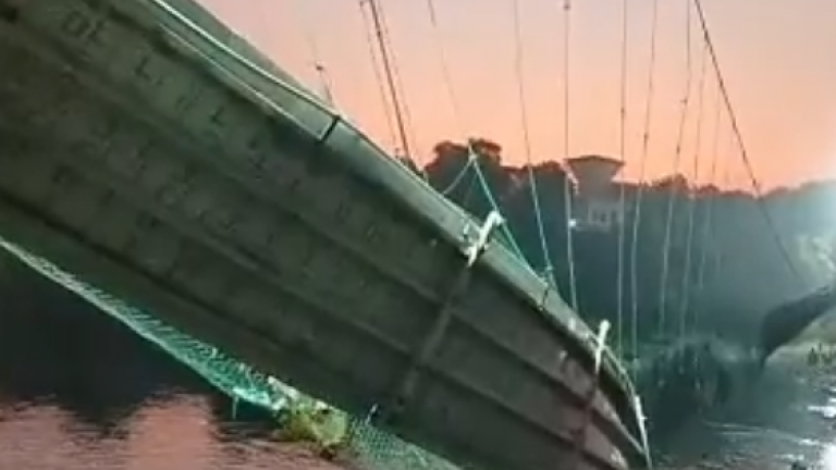 Τραγωδία στην Ινδία: Δεκάδες νεκροί και τραυματίες μετά από κατάρρευση κρεμαστής γέφυρας