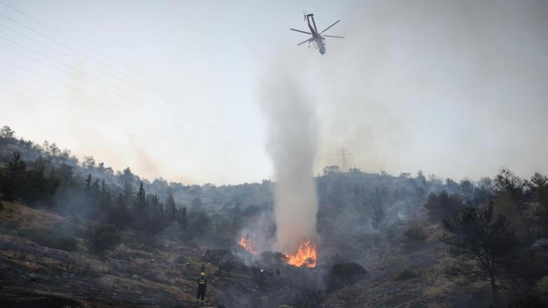  Στο σημείο επιχειρούν 32 πυροσβέστες με μία ομάδα πεζοπόρου τμήματος και 10 οχήματα 