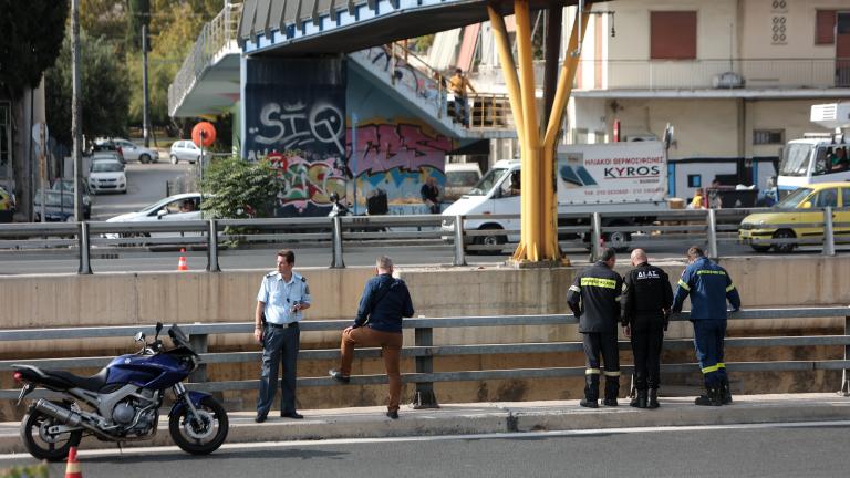 ένας άνδρας αγνώστων στοιχείων άφησε το αυτοκίνητο του στο ρεύμα προς Λαμία και αυτοκτόνησε πηδώντας από γέφυρα