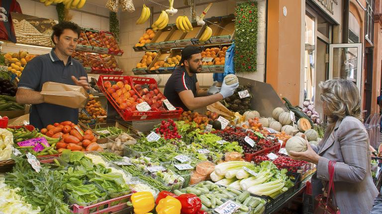 Ποια μέτρα παίρνουν οι κυβερνήσεις για τον μετριασμό των επιπτώσεων των πληθωριστικών πιέσεων