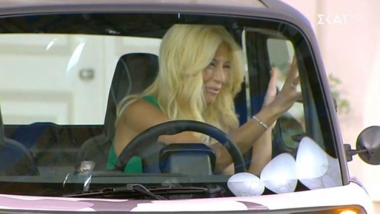 Φαίη Σκορδά: Κλειδώθηκε στο αυτοκίνητο που δίνει η εκπομπή ως δώρο 