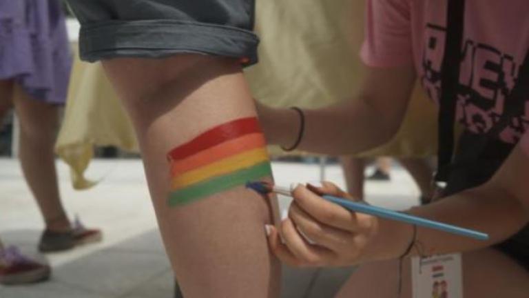 VICE SPECIALS: Τα «πολύχρωμα» παιδιά που πληγώνουμε