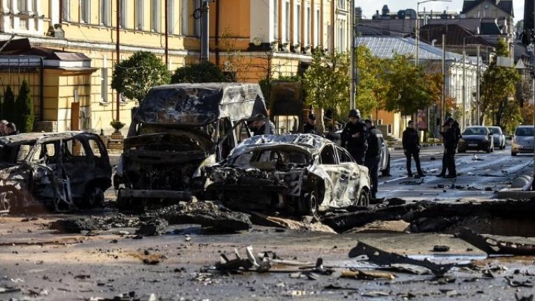 EE: Εγκλήματα πολέμου οι βομβαρδισμοί ουκρανικών πόλεων και αμάχων