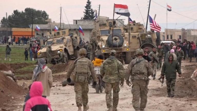 Συρία -  Σπάνιο φωτογραφικό στιγμιότυπο: Ρώσοι και Αμερικανοί στρατιώτες ποζάρουν μαζί 