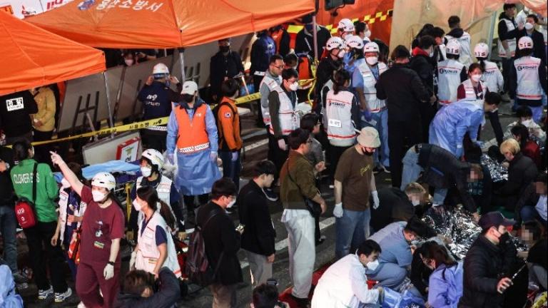 Σε 59 ανέρχεται ο αριθμός των ανθρώπων που έχασαν τη ζωή τους από ποδοπατήματα κατά τη διάρκεια εορταστικών εκδηλώσεων για το Χάλογουιν στην πρωτεύουσα Σεούλ, μετέδωσε το πρακτορείο ειδήσεων YONHAP.  Επίσης 150 άνθρωποι τραυματίστηκαν.  Από τα ξημερώματα της Κυριακής, αναφέρθηκαν δύο νεκροί μεταξύ των 24 που μεταφέρθηκαν σε κοντινά νοσοκομεία μετά από καρδιακή ανακοπή που υπέστησαν στο συμβάν που σημειώθηκε στην περιοχή Ιταεγούν, δήλωσε ο Μουν Χιν-Γου, αξιωματούχος της Εθνικής Πυροσβεστικής Υπηρεσίας.  Ο αρ