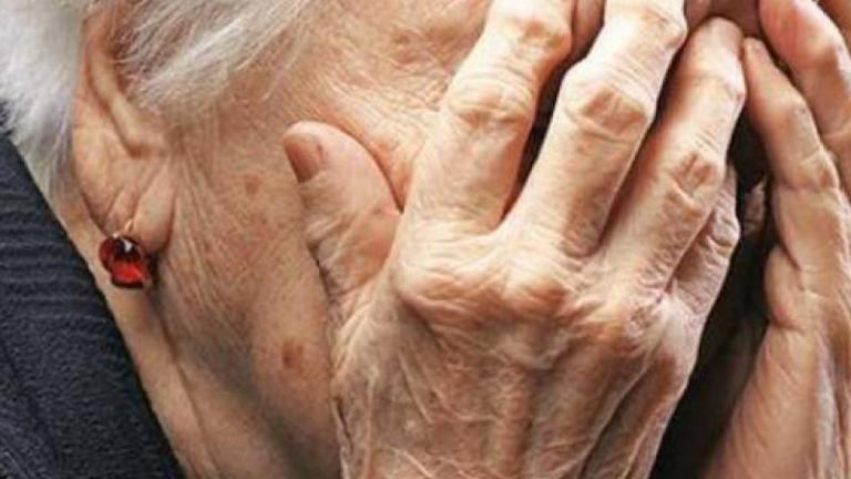 Λάρισα: Λήστεψαν και χτύπησαν ηλικιωμένη για 5 ευρώ