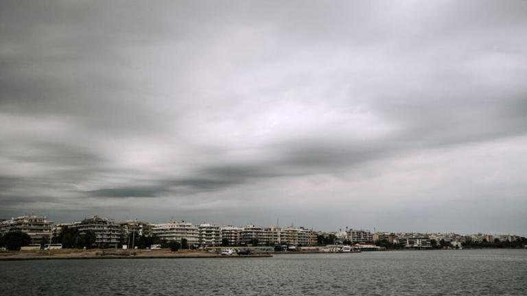 Λίγες νεφώσεις που γρήγορα στο Ιόνιο και τα ηπειρωτικά θα αυξηθούν και κυρίως στα δυτικά, τα κεντρικά και τα βόρεια θα σημειωθούν λίγες τοπικές βροχές συνθέτουν το σκηνικό του καιρού για σήμερα Σάββατο. Από το απόγευμα στο Ιόνιο θα εκδηλωθούν και σποραδικές καταιγίδες.  Οι άνεμοι θα πνέουν στα δυτικά νοτιοανατολικοί 3 με 5 που σταδιακά στο Ιόνιο θα ενιχυθούν στα 6 με 7 και τοπικά 8 μποφόρ, στα ανατολικά ανατολικοί βορειοανατολικοί 4 με 6 μποφόρ.  Η θερμοκρασία δεν θα σημειώσει αξιόλογη μεταβολή. Αναλυτικά: 