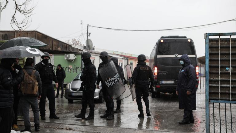 Επιχείρηση από την Ελληνική Αστυνομία για την εκκένωση της δομής στον Ελαιώνα, Τετάρτη 30 Νοεμβρίου 2022. (ΒΑΣΙΛΗΣ ΡΕΜΠΑΠΗΣ/EUROKINISSI)