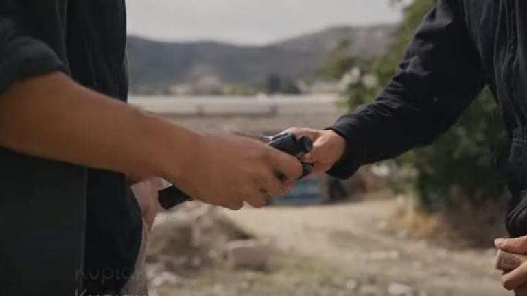 Η γη της ελιάς 20/11: Ο Παναγιώτης αρπάζει ένα όπλο και μπαίνει κρυφά στο σπίτι της Αθηνάς 