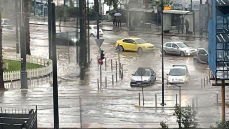 «Ποτάμια» οι δρόμοι στον Πειραιά 