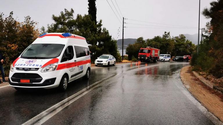 Χ αυτοκίνητο που εξετράπη της πορείας πέφτοντας σε χαράδρα στην περιοχή Κέδρος της Σάμου.