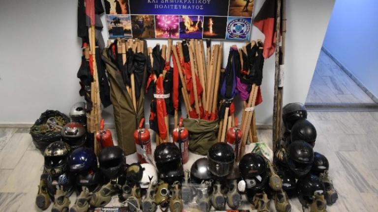 Κράνη, κοντάρια, και αντιασφυξιογόνες μάσκες βρέθηκαν κατά την επιχείρηση της αστυνομίας σε κτίριο υπό κατάληψη