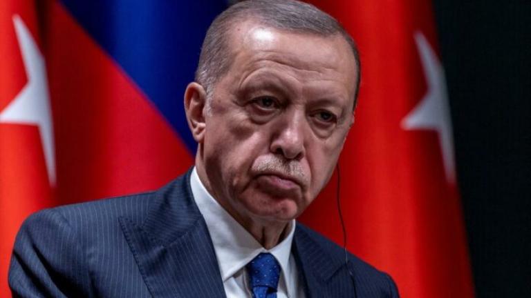 Μια αγγελία πρόσληψης δημοσιογράφου από το πρακτορείο ειδήσεων Reuters έχει προκαλέσει διαμάχη στην Τουρκία και μεταξύ των δημοσιογράφων λόγω της άμεσης κριτικής κατά του Τούρκου προέδρου Ρετζέπ Ταγίπ Ερντογάν και την κυβέρνησή του.  Σύμφωνα με διεθνή μέσα, στην αγγελία για τη θέση του αναπληρωτή προϊσταμένου του γραφείου στην Κωνσταντινούπολη, το πρακτορείο Reuters ανέφερε ότι «ο Ερντογάν έχει μεταμορφώσει την Τουρκία στις δύο δεκαετίες στην εξουσία του, απομακρύνοντάς την από τις σύγχρονες κοσμικές παραδό