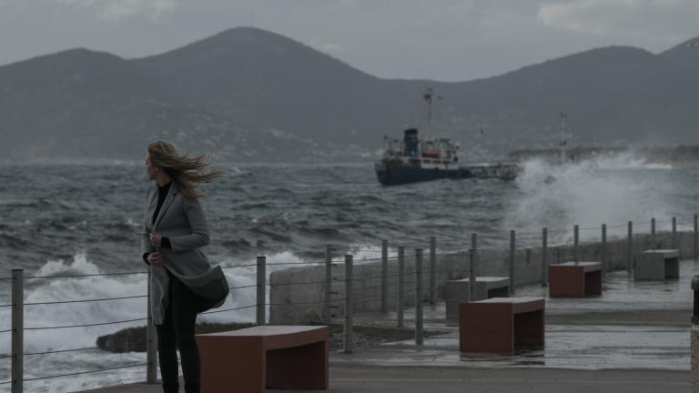 Iσχυροί άνεμοι στο Αιγαίο: Απαγόρευση απόπλου από Πειραιά, Ραφήνα και Λαύριο