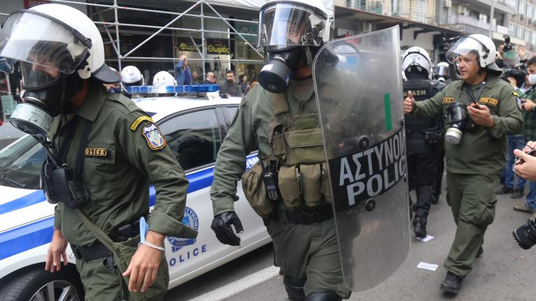  Θεσσαλονίκη: Eπίθεση με μολότοφ σε διμοιρία των ΜΑΤ στην πύλη της ΔΕΘ
