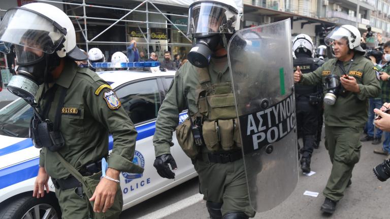  Θεσσαλονίκη: Eπίθεση με μολότοφ σε διμοιρία των ΜΑΤ στην πύλη της ΔΕΘ