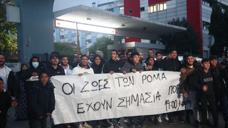Διαμαρτυρίες ρομά έξω από το Ιπποκράτειο νοσοκομείο όπου νοσηλεύεται ο 16χρονος που δέχθηκε σφαίρα στο κεφάλι από αστυνομικό. Δευτέρα 5 Δεκεμβρίου 2022 (ΒΑΣΙΛΗΣ ΒΕΡΒΕΡΙΔΗΣ / ΜΟΤΙΟΝ ΤΕΑΜ) 