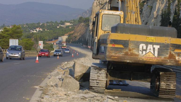 Εισαγγελική έρευνα για το κλείσιμο της Εθνικής οδού Αθηνών-Κορίνθου από πτώση βράχων 