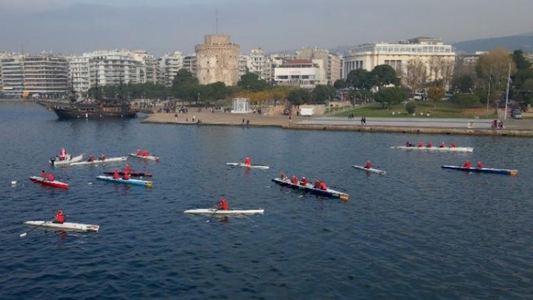 Αγιοβασίληδες προσθαλασσώθηκαν στον Θερμαϊκό!