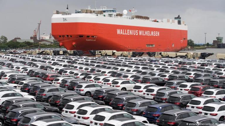Αυτοκίνητα Mercedes-Benz πριν φορτωθούν στο λιμάνι του Μπρεμερχάφεν για εξαγωγή στις ΗΠΑ