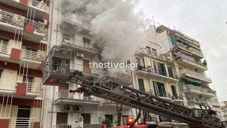 Στις φλόγες διαμέρισμα στο κέντρο της Θεσσαλονίκης - Απεγκλωβίστηκαν δύο άτομα