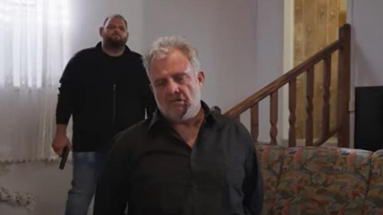 Η γη της ελιάς 6/12: Ο Στάθης με την απειλή όπλου, απαιτεί από τον Ρουφουλέα να του δώσει πίσω το μικρό αγόρι