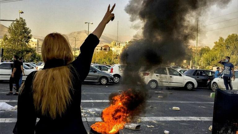 Ιράν: Σχεδόν 300 νεκροί στις ταραχές, αλλά ο Ραϊσί δηλώνει ότι η Τεχεράνη εγγυάται τα δικαιώματα και τις ελευθερίες