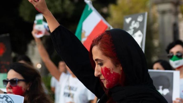  Το Ιράν εξετάζει αναθεώρηση της υποχρεωτικής χρήσης μαντίλας εν μέσω διαδηλώσεων