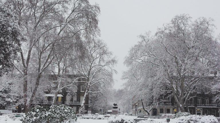 Κύμα κακοκαιρίας στην Βρετανία: Χάος και ταλαιπωρία από τη σφοδρή χιονόπτωση στο Λονδίνο 