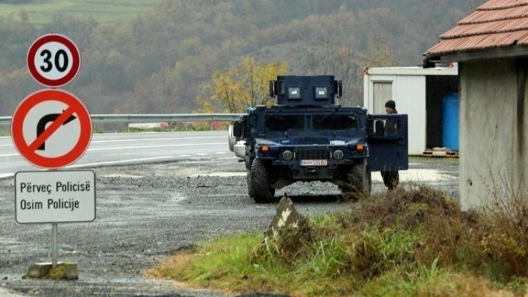 Χιλιάδες Σέρβοι του Κοσόβου διαδηλώνουν σε ένα χωριό κοντά στη Μιτρόβιτσα ζητώντας να αποσυρθούν οι αστυνομικές δυνάμεις της Πρίστινας από την περιοχή