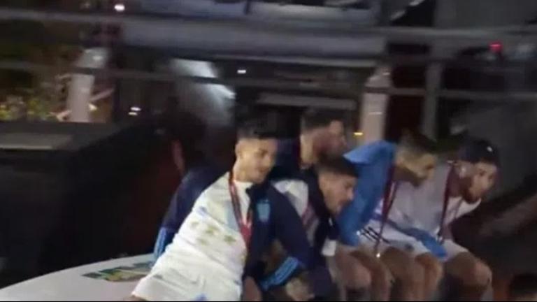 Παρά λίγο τραγωδία στο ανοικτό λεωφορείο με τους παγκόσμιους πρωταθλητές της Αργεντινής