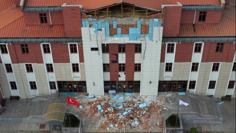 Επτά άνθρωποι, ανάμεσά τους τρία παιδιά, σκοτώθηκαν σε έκρηξη που σημειώθηκε σήμερα λόγω διαρροής αερίου σε ένα εστιατόριο κεμπάπ στη δυτική Τουρκία
