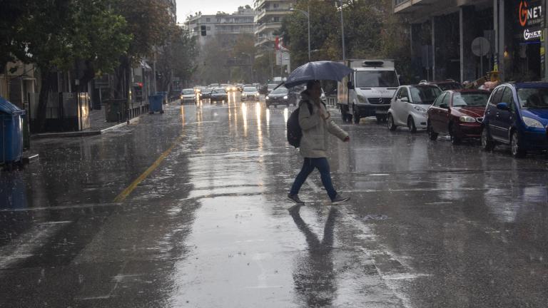 Χαλάει ο καιρός από τη Δευτέρα, καθώς αναμένονται τοπικές νεφώσεις που σταδιακά από τα βορειοδυτικά θα αυξηθούν. Βροχές θα σημειωθούν αρχικά στο Ιόνιο, στην Ήπειρο, στη Δυτική Στερεά και στην Κεντρική και Δυτική Μακεδονία, οι οποίες σταδιακά να ενισχυθούν και έως το βράδυ θα επηρεάσουν και περιοχές της υπόλοιπης Μακεδονίας, της Θεσσαλίας και της Πελοποννήσου. Σποραδικές καταιγίδες θα σημειωθούν στο Ιόνιο από το απόγευμα. Η ορατότητα έως το πρωί αλλά και προς το τέλος του 24ώρου θα είναι τοπικά περιορισμένη.