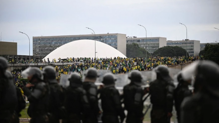 Βραζιλία: Οι δυνάμεις ασφαλείας έθεσαν ξανά υπό τον έλεγχό τους τα κυβερνητικά κτίρια στην Μπραζίλια