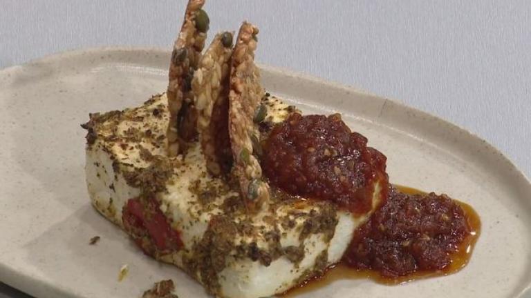 Ψητό ανθότυρο με παστέλι κουκουνάρι και μαρμελάδα ντομάτας