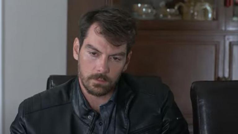 Μαύρο ρόδο 17/01: Ο Βίκος εισβάλει οπλισμένος και μεθυσμένος…