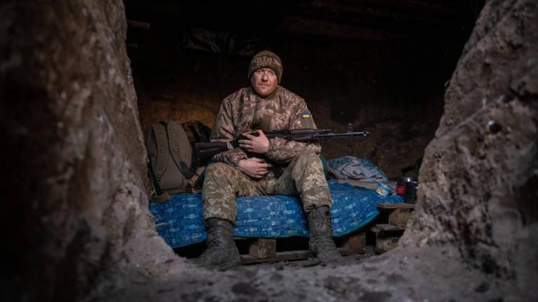 Oυκρανοί και Ρώσοι γιορτάζουν τα Χριστούγεννα ενώ οι βομβαρδισμοί συνεχίζονται 