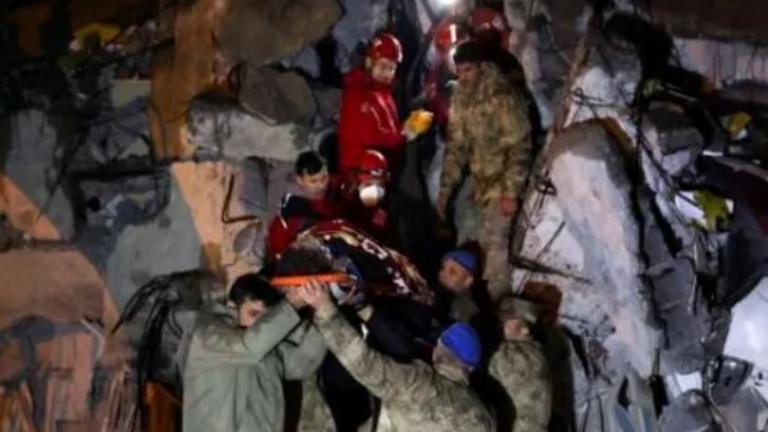 Σεισμός στην Τουρκία: Άνδρας ανασύρθηκε ζωντανός από τα συντρίμμια μετά από 149 ώρες 