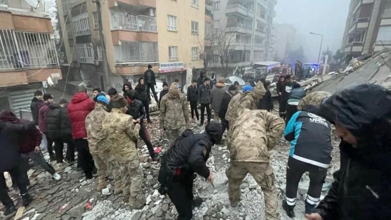 Τούρκοι στρατιώτες συνδράμουν τα σωστικά συνεργεία στις περιοχές που χτυπήθηκαν από τον φονικό σεισμό