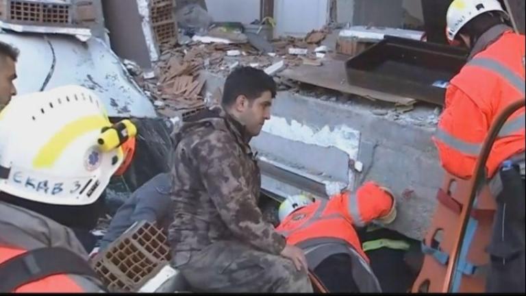 Σεισμός στην Τουρκία: Υπεράνθρωπες προσπάθειες της ελληνικής ΕΜΑΚ στα συντρίμμια 