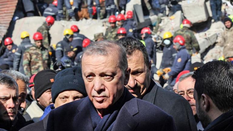 Πώς ο σεισμός και η τουρκική οικονομία παίζουν ανατρεπτικό ρόλο στους προεκλογικούς σχεδιασμούς του Ερντογάν και στα ελληνοτουρκικά