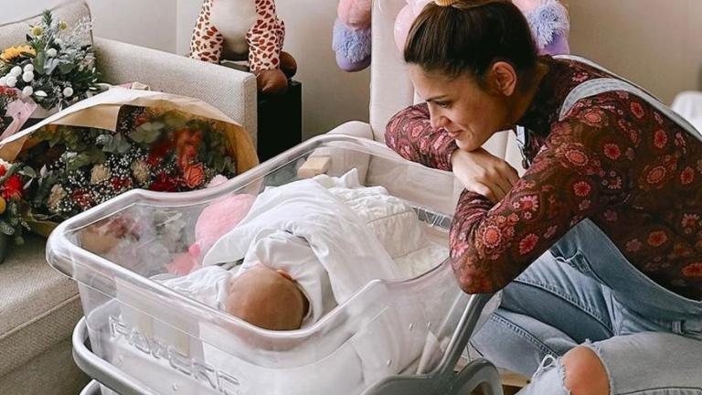 Η Μαίρη Συνατσάκη μέσα από τα social media μοιράζεται στιγμές με την κορούλα της που έχει κλέψει την καρδιά της. Μάλιστα, σήμερα η περήφανη μητέρα όπως γνωστοποίησε με ένα Instagram story πήγε στον παιδίατρο με το μωράκι της, προκειμένου να κάνει τα πρώτα της εμβόλια.    “2 πρώτα εμβόλια: τσεκ. Τα αντιμετώπισε σαν πρωταθλήτρια”, έγραψε η Μαίρη Συνατσάκη κάτω από την ανάρτησή της.