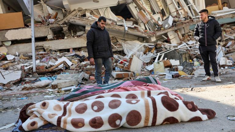 Tουρκία- σεισμός : Αποθέτουν τους νεκρούς στα πεζοδρόμια, περιμένοντας την αποκομιδή για την ταφή τους