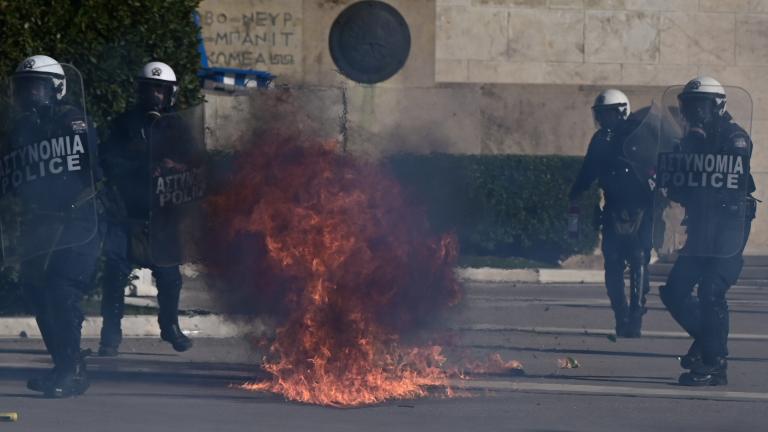 Οι κουκουλοφόροι αμαύρωσαν την μεγάλη συγκέντρωση για την τραγωδία στα Τέμπη - Επεισόδια το Σύνταγμα