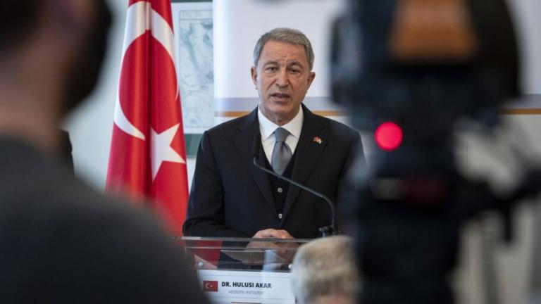 Τη ρητορική της Άγκυρας περί «διαμοιρασμού του πλούτου στο Αιγαίο» επανέλαβε σε συνέντευξή του ο υπουργός Άμυνας της Τουρκίας Χουλουσί Ακάρ.   «Οι Ηνωμένες Πολιτείες μάς χρωστάνε 1,4 δισεκατομμύρια δολάρια και πέντε F-35» υποστήριξε ακόμα στη συνέντευξή του ο υπουργός Άμυνας της Τουρκίας, ενώ για τα τουρκικά F-16 παραδέχθηκε ότι  το ζήτημα που καίει την Άγκυρα εξελίσσεται αργά, αλλά «η Τουρκία έχει εναλλακτικές».  Τι είπε για τα F-16  Όπως ανέφερε χαρακτηριστικά ο Χουλουσί Ακάρ «πηγαίνει λίγο αργά (το θέμα 