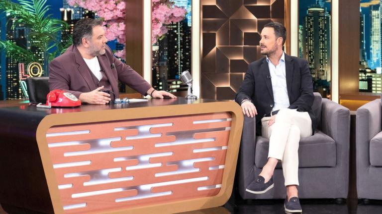 Στην αποψινή παρέα του «The 2Night Show» έρχεται και ο Πέτρος Κουσουλός. Ο καταξιωμένος εκδότης και αστυνομικός συντάκτης μοιράζεται στιγμές από τη ζωή και την επαγγελματική του πορεία. Οι πρώτες δημοσιογραφικές του «ανησυχίες», η εφηβεία του ως «αναρχοαυτόνομος», οι σπουδές στο εξωτερικό και η πρακτική του σε εφημερίδες. Πώς κατάφερε από «εφημεριδάς» να αγαπήσει την τηλεόραση; Έχει δεχθεί απειλές για τη ζωή του και ποιες θυμάται χαρακτηριστικά; Είναι νόμιμη η «διαρροή» δικαστικών εγγράφων, σε δημοσιογράφου